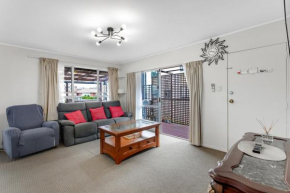 Homespun Unit with deck, air-con and parking